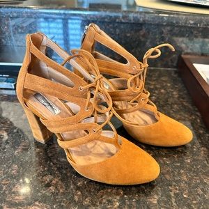 Halogen sz 7 strappy tie heels